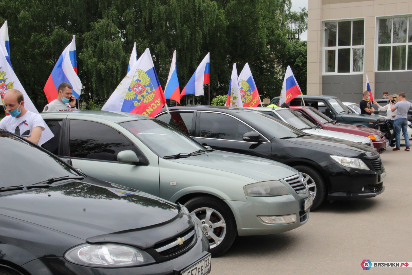 День России в Вязниках встретили автопробегом (фоторепортаж) — Вязники.РФ